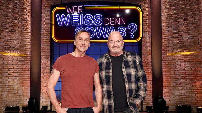 Bild: ARD/Morris Mac Matzen Treten bei "Wer weiß denn sowas?" als Kandidaten an: Die Schauspieler André Hennicke und Florian Martens.