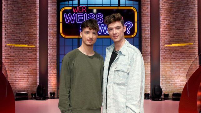 Bild: ARD/Morris Mac Matzen Treten bei "Wer weiß denn sowas?" als Kandidaten gegeneinander an: Das Zwillingspaar, die YouTuber und Musiker - Roman Lochmann und Heiko Lochmann.