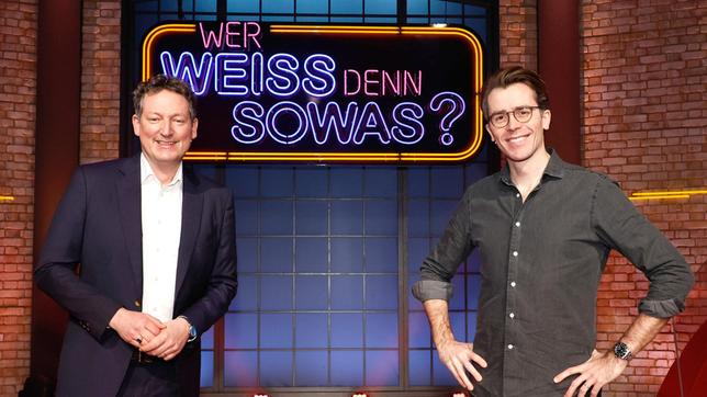 Bild: ARD/Morris Mac Matzen Treten bei "Wer weiß denn sowas?" als Kandidaten gegeneinander an: Der Arzt und Fernsehmoderator Eckart von Hirschhausen und der Mediziner und Fernsehmoderator Dr. Johannes Wimmer.