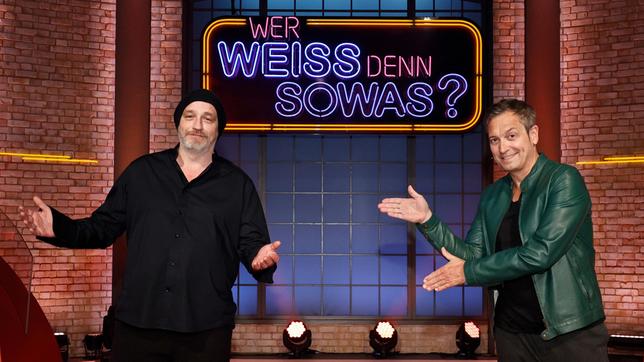 Bild: ARD/Morris Mac Matzen Treten bei "Wer weiß denn sowas?" als Kandidaten gegeneinander an: Der Komiker und Kabarettist Torsten Sträter und der Kabarettist Dieter Nuhr.