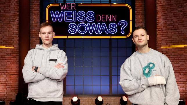 Bild: ARD/Morris Mac Matzen Treten bei "Wer weiß denn sowas?" als Kandidaten gegeneinander an: Der Musiker und YouTuber Sascha Hellinger und der YouTuber Nicolas Lazaridis.