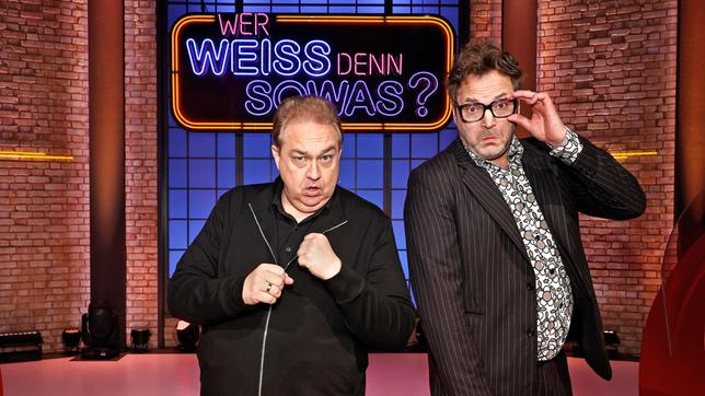 Bild: ARD/Morris Mac Matzen Treten bei "Wer weiß denn sowas?" als Kandidaten gegeneinander an: Der Parodist Oliver Kalkofe und der Comedian Paul Panzer.