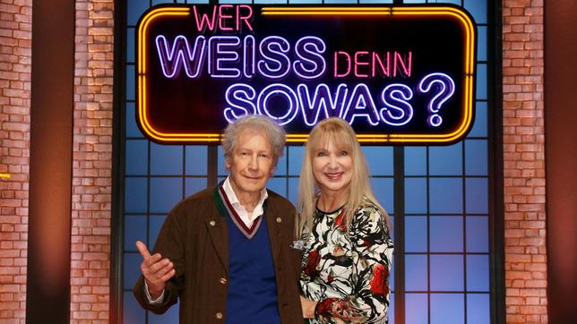 Bild: ARD/Morris Mac Matzen Treten bei "Wer weiß denn sowas?" als Kandidaten gegeneinander an: Der Schauspieler Bernd Herzsprung und die Schauspielerin Sabine Kaack.