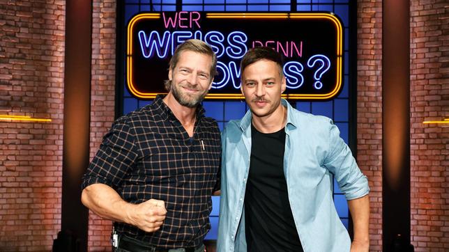 Bild: ARD/Morris Mac Matzen Treten bei "Wer weiß denn sowas?" als Kandidaten gegeneinander an: Der Schauspieler Henning Baum und der Schauspieler Tom Wlaschiha.