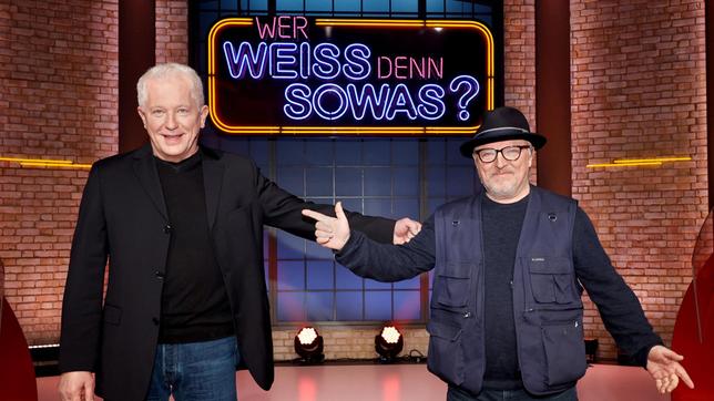 Bild: ARD/Morris Mac Matzen Treten bei "Wer weiß denn sowas?" als Kandidaten gegeneinander an: Der Schauspieler Miroslav Nemec und der Schauspieler Axel Prahl.