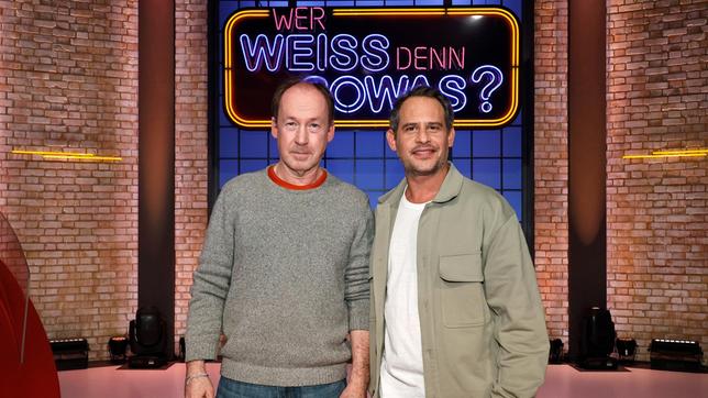 Bild: ARD/Morris Mac Matzen Treten bei Wer weiß denn sowas?" als Kandidaten gegeneinander an: Der Schauspieler Ulrich Noethen und den Schauspieler Moritz Bleibtreu.