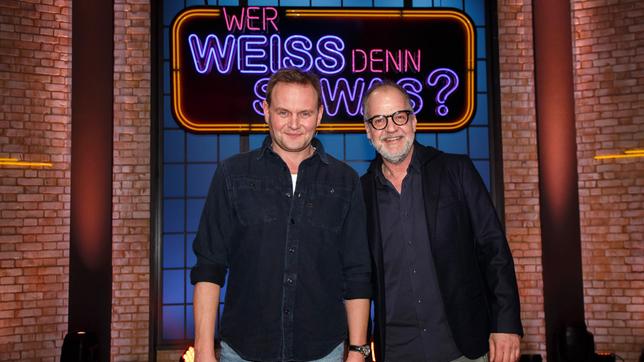 Bild: ARD/Morris Mac Matzen Treten bei "Wer weiß denn sowas?" als Kandidaten gegeneinander an: Die beiden Schauspieler Devid Striesow und Marek Erhardt.