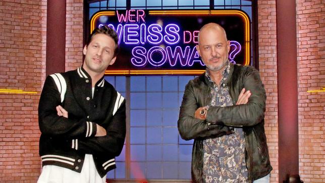 Bild: ARD/Morris Mac Matzen Treten bei "Wer weiß denn sowas?" als Kandidaten gegeneinander an: die beiden TV-Köche Alexander Kumptner und Frank Rosin.