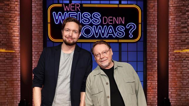 Bild: ARD/Morris Mac Matzen Treten bei "Wer weiß denn sowas?" als Kandidaten gegeneinander an: Die Comedians Bastian Bielendorfer und Jürgen von der Lippe.