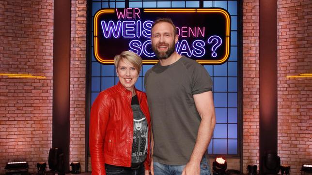 Bild: ARD/Morris Mac Matzen Treten bei "Wer weiß denn sowas?" als Kandidaten gegeneinander an: Die ehemalige Speerwerferin Christina Obergföll und der ehemalige Diskuswerfer Robert Harting.