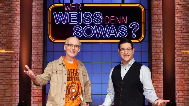 Bild: ARD/Morris Mac Matzen Treten bei "Wer weiß denn sowas?" als Kandidaten gegeneinander an: Die Jäger aus "Gefragt-Gejagt", Dr. Thomas Kinne und Sebastian Jacoby.
