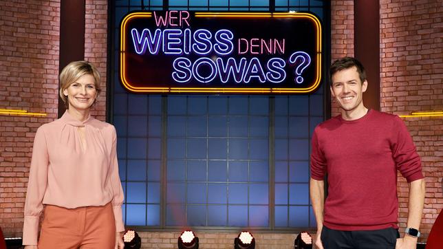 Bild: ARD/Morris Mac Matzen Treten bei "Wer weiß denn sowas?" als Kandidaten gegeneinander an: Die Journalistin und TV-Nachrichten-Moderatorin Barbara Hahlweg und der Journalist und TV-Nachrichten-Moderator Maik Meuser.