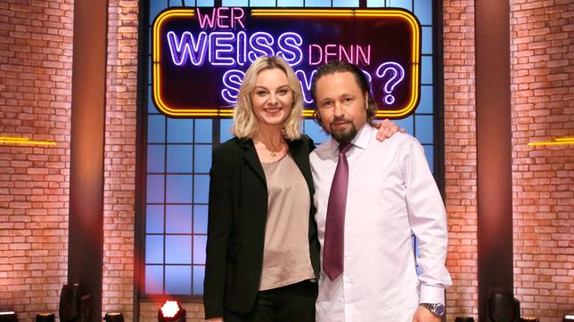 Bild: ARD/Morris Mac Matzen Treten bei "Wer weiß denn sowas?" als Kandidaten gegeneinander an: Die Juwelierin und Händlerin in der Fernsehreihe "Bares für Rares", Susanne Steiger und der Kunsthändler und Händler in der Fernsehreihe "Bares für Rares", Wolfgang Pauritsch.