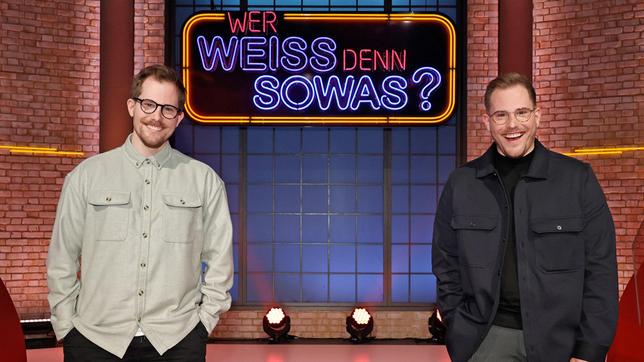 Bild: ARD/Morris Mac Matzen Treten bei "Wer weiß denn sowas?" als Kandidaten gegeneinander an: Die Komiker und YouTuber Dennis und Benjamin „Benni“ Wolter.
