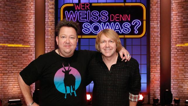 Bild: ARD/Morris Mac Matzen Treten bei "Wer weiß denn sowas?" als Kandidaten gegeneinander an: Die Musiker und Band-Kollegen (Die Prinzen) Sebastian Krumbiegel und Tobias Künzel.