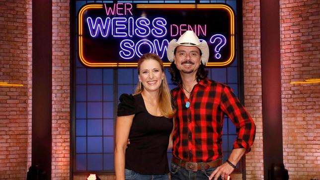 Bild: ARD/Morris Mac Matzen Treten bei "Wer weiß denn sowas?" als Kandidaten gegeneinander an: Die Sängerin Stefanie Hertel und ihr Ehemann, der Musiker Lanny Lanner.
