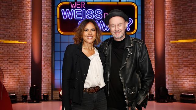 Bild: ARD/Morris Mac Matzen Treten bei "Wer weiß denn sowas?" als Kandidaten gegeneinander an: Die Sängerin Viktor Lazlo und der Musiker Stefan Waggershausen.