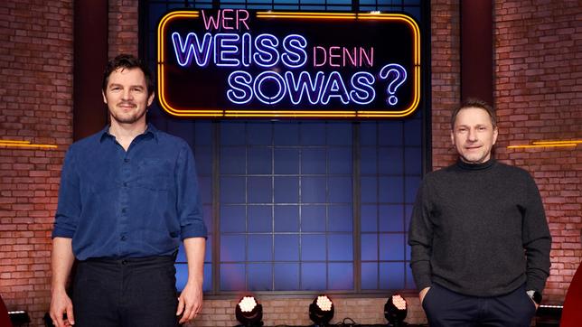 Bild: ARD/Morris Mac Matzen Treten bei "Wer weiß denn sowas?" als Kandidaten gegeneinander an: Die Schauspieler Felix Klare und Richy Müller.