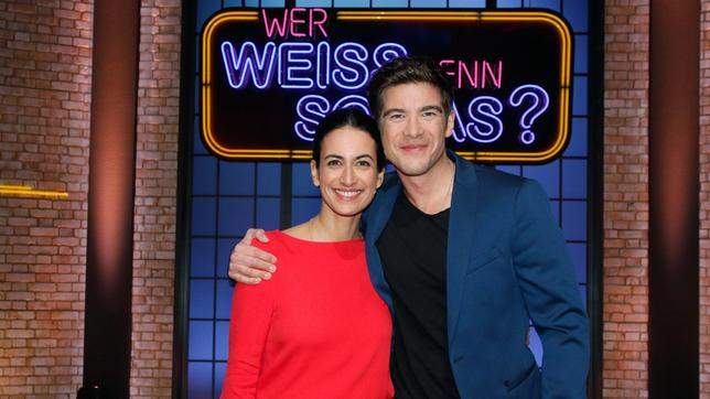 Bild: ARD/Morris Mac Matzen Treten bei "Wer weiß denn sowas?" als Kandidaten gegeneinander an: Die Schauspielerin Sanam Afrashteh und der Schauspieler Philipp Danne.