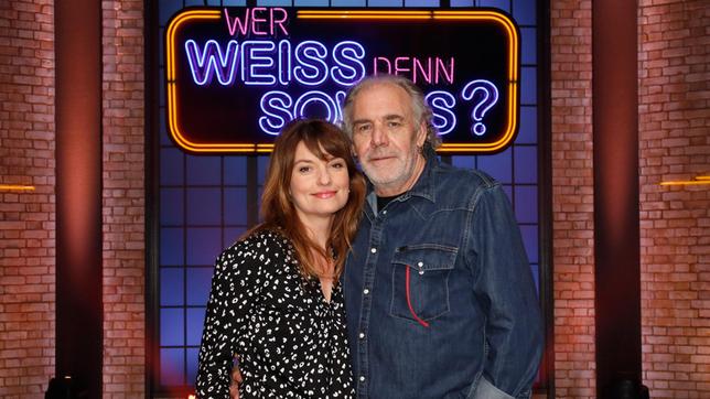 Bild: ARD/Morris Mac Matzen Treten bei "Wer weiß denn sowas?" als Kandidaten gegeneinander an: die Schauspielerin Ina Paule Klink und der Schauspieler Christian Kohlund.