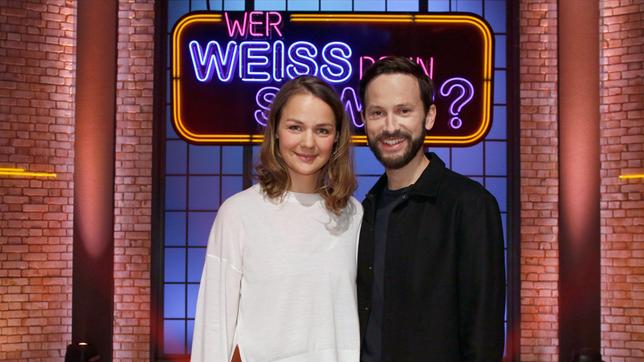 Bild: ARD/Morris Mac Matzen Treten bei "Wer weiß denn sowas?" als Kandidaten gegeneinander an: Die Schauspielerin Luise Heyer und der Schauspieler Franz Dinda.
