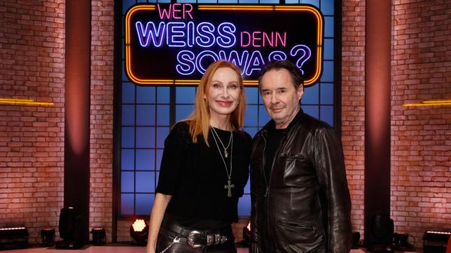 Bild: ARD/Morris Mac Matzen Treten bei "Wer weiß denn sowas?" als Kandidaten gegeneinander an: Die Schauspielerin Andrea Sawatzki und der Schauspieler Uwe Kockisch.
