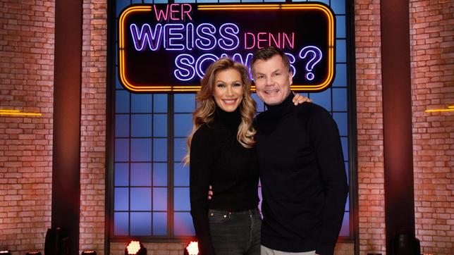 Bild: ARD/Morris Mac Matzen Treten bei "Wer weiß denn sowas?" als Kandidaten gegeneinander an: Die Schauspielerin Yasmina Filali und ihr Ehemann, der ehemalige Profifussballspieler Thomas Helmer.