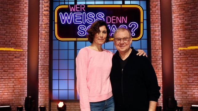 Bild: ARD/Morris Mac Matzen Treten bei "Wer weiß denn sowas?" als Kandidaten gegeneinander an: Die Schauspielerin Nina Kunzendorf und der Schauspieler Joachim Król.