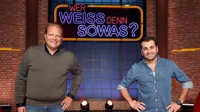 Bild: ARD/Morris Mac Matzen Treten bei "Wer weiß denn sowas?" als Kandidaten gegeneinander an: Die TV-Köche Björn Freitag und Ali Güngörmüs.