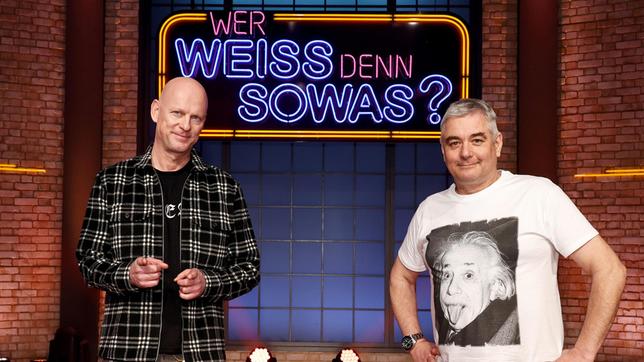 Bild: ARD/Morris Mac Matzen Treten bei "Wer weiß denn sowas?" als Kandidaten gegeneinander an: Kabarettist Rüdiger Hoffmann und der Comedian Ingo Oschmann.