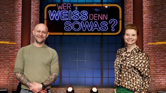 Bild: ARD/Morris Mac Matzen Treten bei "Wer weiß denn sowas?" als Kandidaten gegeneinander an: Schauspieler Jürgen Vogel und die Schauspielerin Annette Frier.