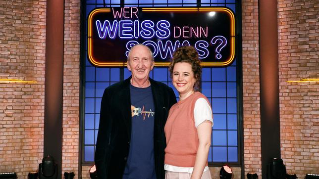 Bild: ARD/Morris Mac Matzen Treten bei "Wer weiß denn sowas?" als Kandidat:innen an: Der Komiker Mike Krüger und der Schauspielerin Klara Deutschmann.