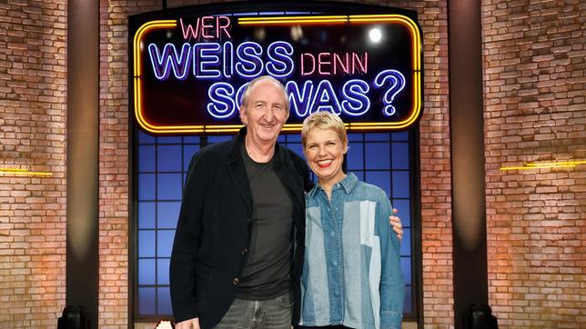 Bild: ARD/Morris Mac Matzen Treten bei "Wer weiß denn sowas?" als Kandidat:innen an: Der Komiker und Musiker Mike Krüger und die Komikerin Cordula Stratmann.