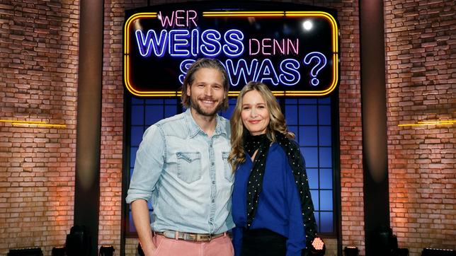 Bild: ARD/Morris Mac Matzen Treten bei "Wer weiß denn sowas?" als Kandidat:innen an: Der Schauspieler Sebastian Ströbel und die Schauspielerin Stefanie Stappenbeck.