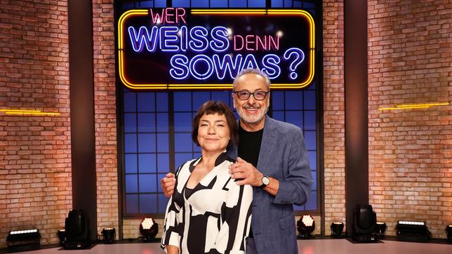 Bild: ARD/Morris Mac Matzen Treten bei "Wer weiß denn sowas?" als Kandidat:innen an: Der Schauspieler Wolfgang Stumph und die Schauspielerin Claudia Schmutzler.