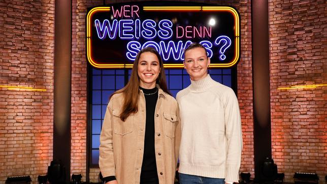 Bild: ARD/Morris Mac Matzen Treten bei "Wer weiß denn sowas?" als Kandidatinnen an: Die Fußballspielerinnen Lena Oberdorf und Alexandra Popp.