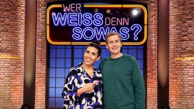 Bild: ARD/Morris Mac Matzen Treten bei "Wer weiß denn sowas?" als Kandidat:innen an: Die Radio- und Fernsehmoderatorin, Podcasterin und Autorin Ariana Baborie und der Komiker, Kabarettist und Fernsehmoderator Till Reiners.