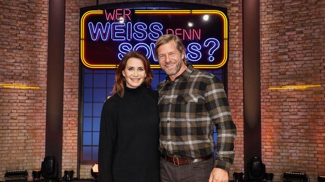 Bild: ARD/Morris Mac Matzen Treten bei "Wer weiß denn sowas?" als Kandidat:innen an: 'Die Schauspielerin Anja Kling und der Schauspieler Henning Baum.