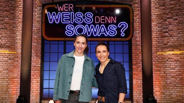 Bild: ARD/Morris Mac Matzen Treten bei "Wer weiß denn sowas?" als Kandidatinnen an: Die Triathletinnen Laura Philipp und Anne Haug.