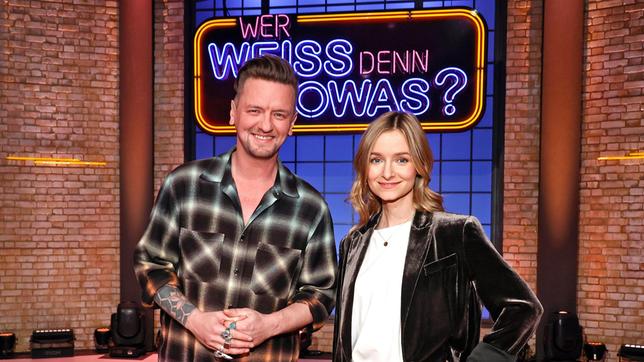 Bild: ARD/Morris Mac Matzen Treten bei "Wer weiß denn sowas?" als KandidatInnen gegeneinander an: Der Sänger Ben Zucker und seine Schwester, die Sängerin Sarah Zucker.