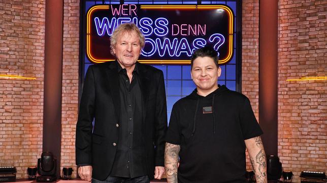 Bild: ARD/Morris Mac Matzen Treten bei "Wer weiß denn sowas?" als Kandidat:innen gegeneinander an: Der Sänger Bernhard Brink und die Sängerin Kerstin Ott.