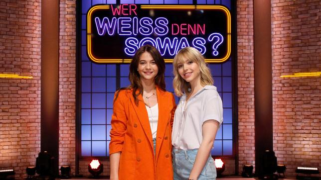 Bild: ARD/Morris Mac Matzen Treten bei "Wer weiß denn sowas?" als Kandidatinnen gegeneinander an: Die beiden Schauspielerinnen Lisa Marie Koroll und Lina Larissa Strahl.