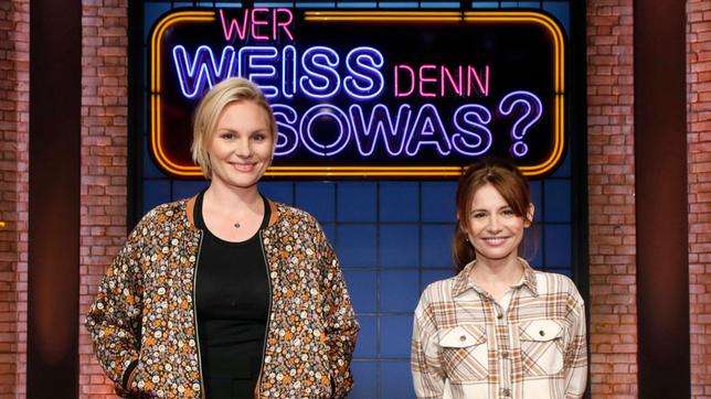 Bild: ARD/Morris Mac Matzen Treten bei "Wer weiß denn sowas?" als Kandidatinnen gegeneinander an: Die beiden Schauspielerinnen Rosalie Thomass und Josefine Preuß.