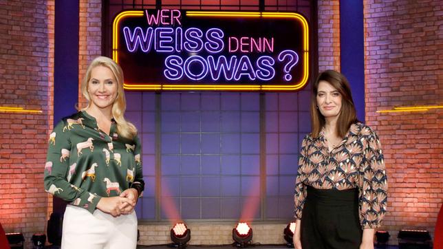Bild: ARD/Morris Mac Matzen Treten bei "Wer weiß denn sowas?" als Kandidatinnen gegeneinander an: Die beiden "Tagesschau"-Sprecherinnen Judith Rakers und Linda Zervakis.