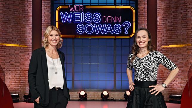 Treten bei "Wer weiß denn sowas?" als Kandidatinnen gegeneinander an: Die ehemalige Profi-Tennisspielerin Anke Huber und die ehemalige Schweizer Profi-Tennisspielerin Martina Hingis).