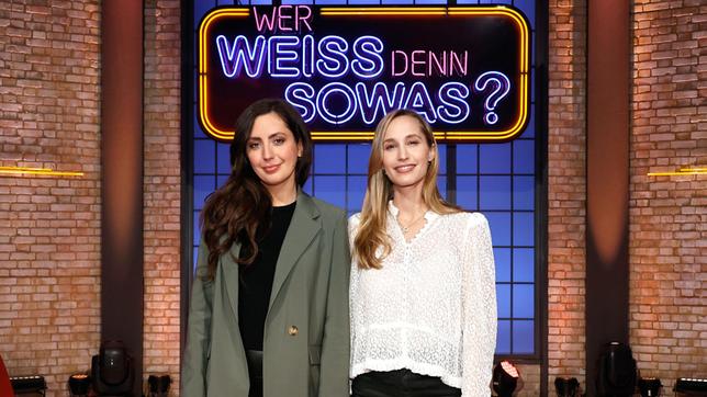 Bild: ARD/Morris Mac Matzen Treten bei "Wer weiß denn sowas?" als Kandidatinnen gegeneinander an: Die Moderatorin und Podcasterin Paulina Krasa und die Moderatorin und Podcasterin Laura Wohlers.