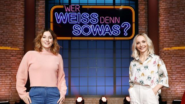 Bild: ARD/Morris Mac Matzen Treten bei "Wer weiß denn sowas?" als Kandidatinnen gegeneinander an: Die Moderatorinnen Jeannine Michaelsen und Janin Ullmann.
