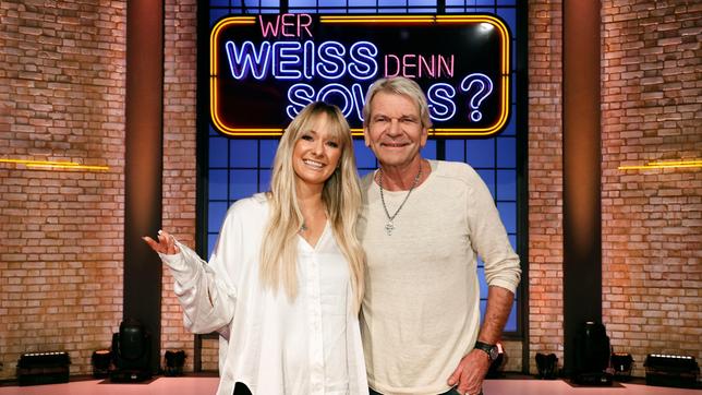 Bild: ARD/Morris Mac Matzen Treten bei "Wer weiß denn sowas?" als Kandidat:innen gegeneinander an: Die Sängerin Christin Stark und ihr Ehemann der Sänger Matthias Reim (r).