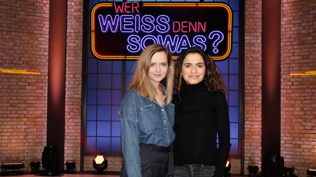 Bild: ARD/Morris Mac Matzen Treten bei "Wer weiß denn sowas?" als Kandidatinnen gegeneinander an: Die Schauspielerinnen Sarina Radomski und Sesede Terziyan.