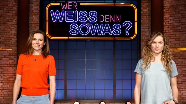 Bild: ARD/Morris Mac Matzen Treten bei "Wer weiß denn sowas?" als Kandidatinnen gegeneinander an: Die Schauspielerinnen Karin Hanczewski und Cornelia Gröschel.